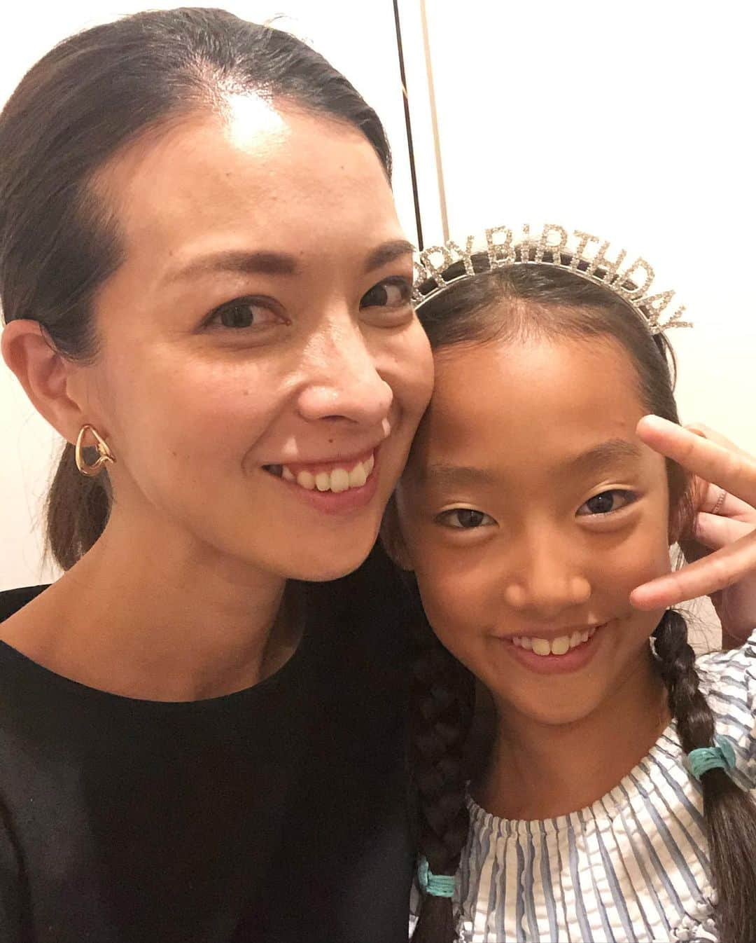 鷲尾春果さんのインスタグラム写真 - (鷲尾春果Instagram)「長女が9歳になりました🎂✨ とにかく無邪気❗️ 天真爛漫すぎて、手に負えないこともしばしば。 日に日にぶつかることが増えてきて、お互い悩むこともあるけれど、、、これからもくっついたり離れたりしながら、良い相棒でいたいなと思っています😊 #9歳#誕生日#おめでとう#8月19日生まれ #3きょうだい#👧🏻👦🏻👦🏻#長女 #育児#子育て#ママ#親子#一番の相棒」8月20日 0時10分 - harukawashio