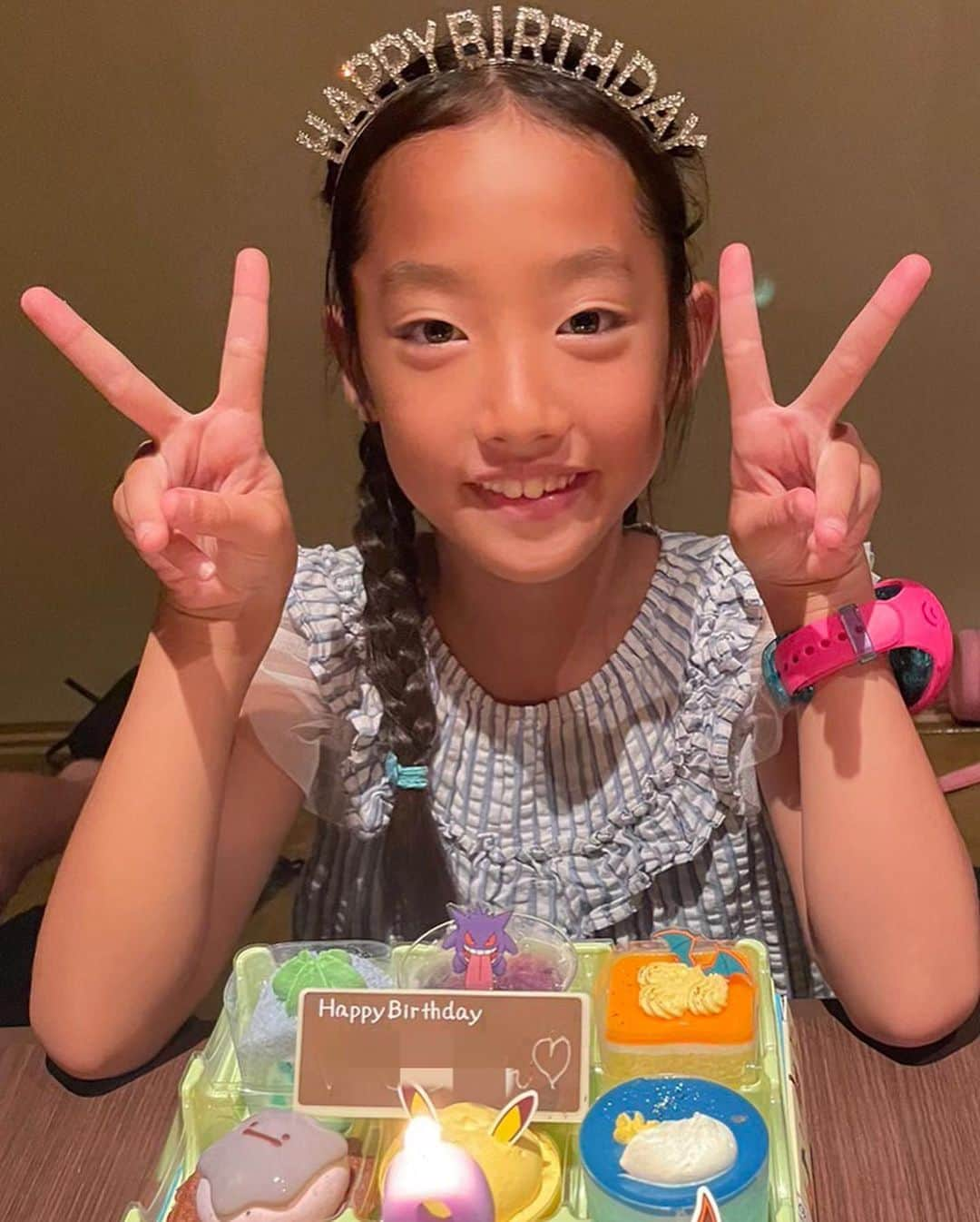 鷲尾春果さんのインスタグラム写真 - (鷲尾春果Instagram)「長女が9歳になりました🎂✨ とにかく無邪気❗️ 天真爛漫すぎて、手に負えないこともしばしば。 日に日にぶつかることが増えてきて、お互い悩むこともあるけれど、、、これからもくっついたり離れたりしながら、良い相棒でいたいなと思っています😊 #9歳#誕生日#おめでとう#8月19日生まれ #3きょうだい#👧🏻👦🏻👦🏻#長女 #育児#子育て#ママ#親子#一番の相棒」8月20日 0時10分 - harukawashio