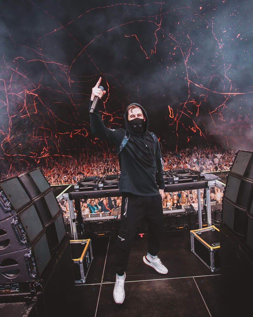 アラン・ウォーカーのインスタグラム：「Last festival of the summer, thank you for making it a good one @ypsilon.festival 🔥」