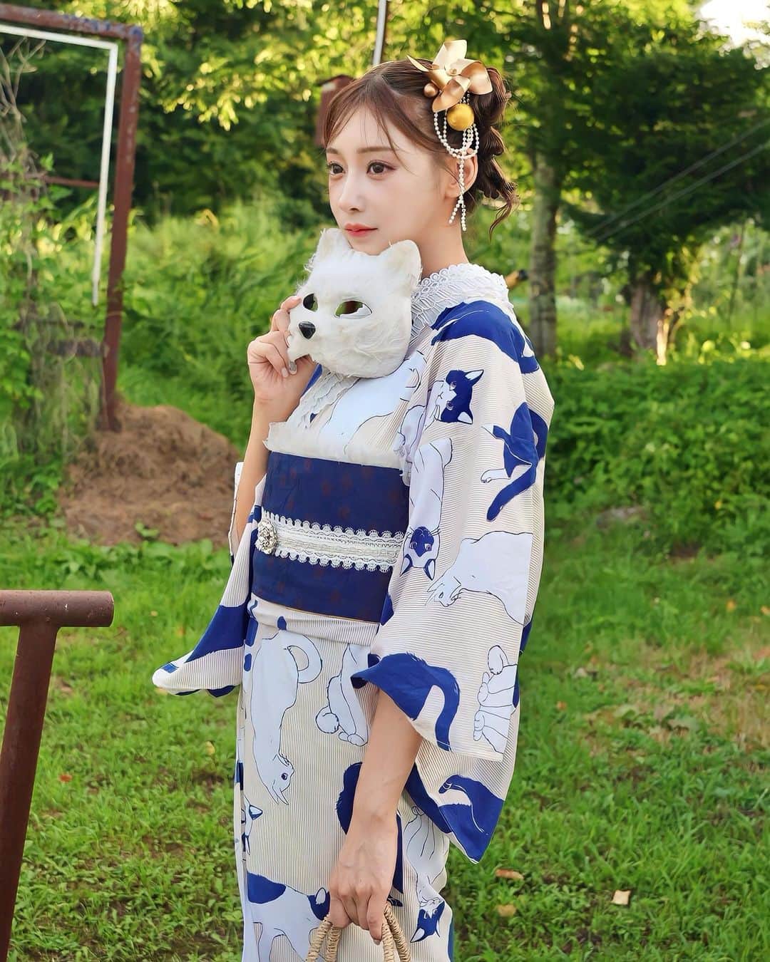明日花キララのインスタグラム：「今回は普段きない色と柄を選んでみた！ どうかな？🐈💙 いつも黄色とかオレンジ系選びがち🍊🍋」