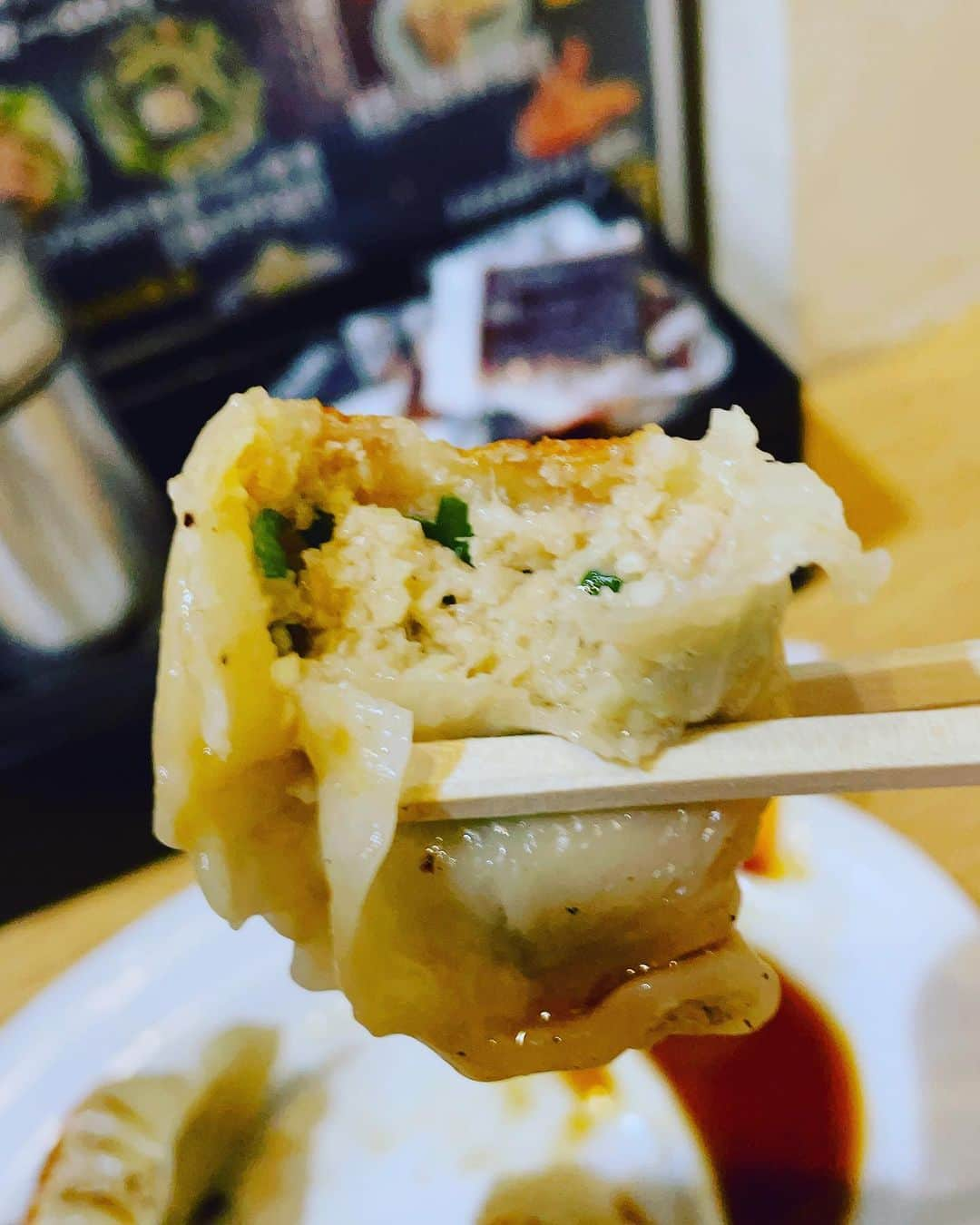 向清太朗さんのインスタグラム写真 - (向清太朗Instagram)「餃餃餃〜！ 味一から頼みたい餃子〜！ フェス餃子じゃないシンプル餃子はしっかりしっとり美味さが伝わってきます！ タンメンの相性も最高ですので、みなさん是非食べて欲しい餃〜！  #餃子 #焼餃子 #目黒味一 #餃子君 #タンメン好き #おめえに食わせるタンメンはねえ #だがおめえに食べて欲しい餃子はある #餃子プロポーズのような言い回し #毎朝餃子を作ってくれ #欲張りな願望 #川島ねごと #天津向 #餃餃餃」8月20日 0時21分 - tensinmukai