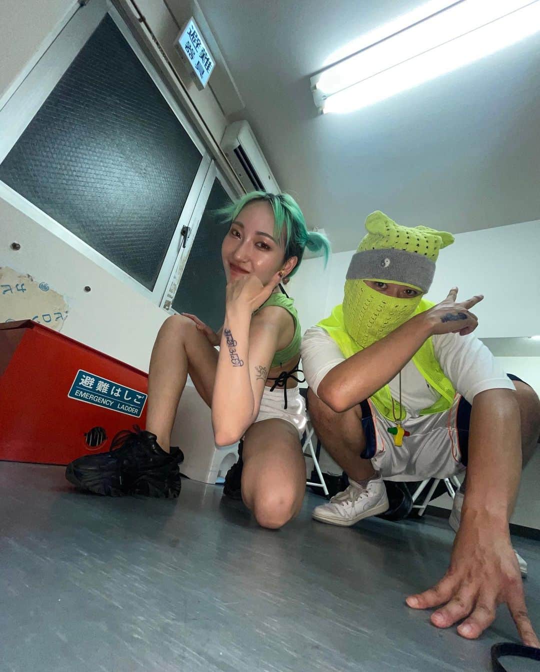 あっこのインスタグラム：「#サマーマグマツアー  🐳NAGOYA🐳 ラストは主催ではないパーティだけど演者もお客さんもあったかくてかわいくて超あちあちだった！DJ SETのレアセトリ、たのしかったね^_^🩷  最高の8月、最高の夏のTOURだった！ちゃんと燃えた！燃やした！悔いなし！！！！！みんなありがとう🐳🐳🐳🌎❤️🫶✨🔥🌴  #サマーマグマツアー #akkogorilla #rapper #japan #tour #live」