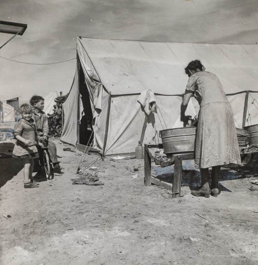 lifeのインスタグラム：「In honor of #WorldPhotoDay @WomenInTheArts and @Life are recognizing one of the world’s most well-known photographers, #DorotheaLange! 📷   Lange had a significant influence on the development of documentary photography. In 1935, she was asked to be a documentary photographer as part of President Franklin D. Roosevelt’s Farm Security Administration (FSA). As part of this agency, she photographed the living conditions of rural America to shine a light on the devastating consequences of the Great Depression.    In the first photograph from NMWA’s collection and the second from the LIFE Magazine archives, Lange has captured families in the California migratory camps where United States residents were sent due to panic from the alarmingly high unemployment rate.    Artwork credits: 1. Dorothea Lange, “Washing Facilities for Families in a Migratory Pea Pickers' Camp,” 1937; National Museum of Women in the Arts. 2. Dorothea Lange, “Wife of Tennessee coal miner washing for their family of seven at home- a tent (their winter quarters) by the levee,” 1936/LIFE Picture Collection.  Image descriptions: Two Black-and-white photographs of women washing clothing at campsites.」