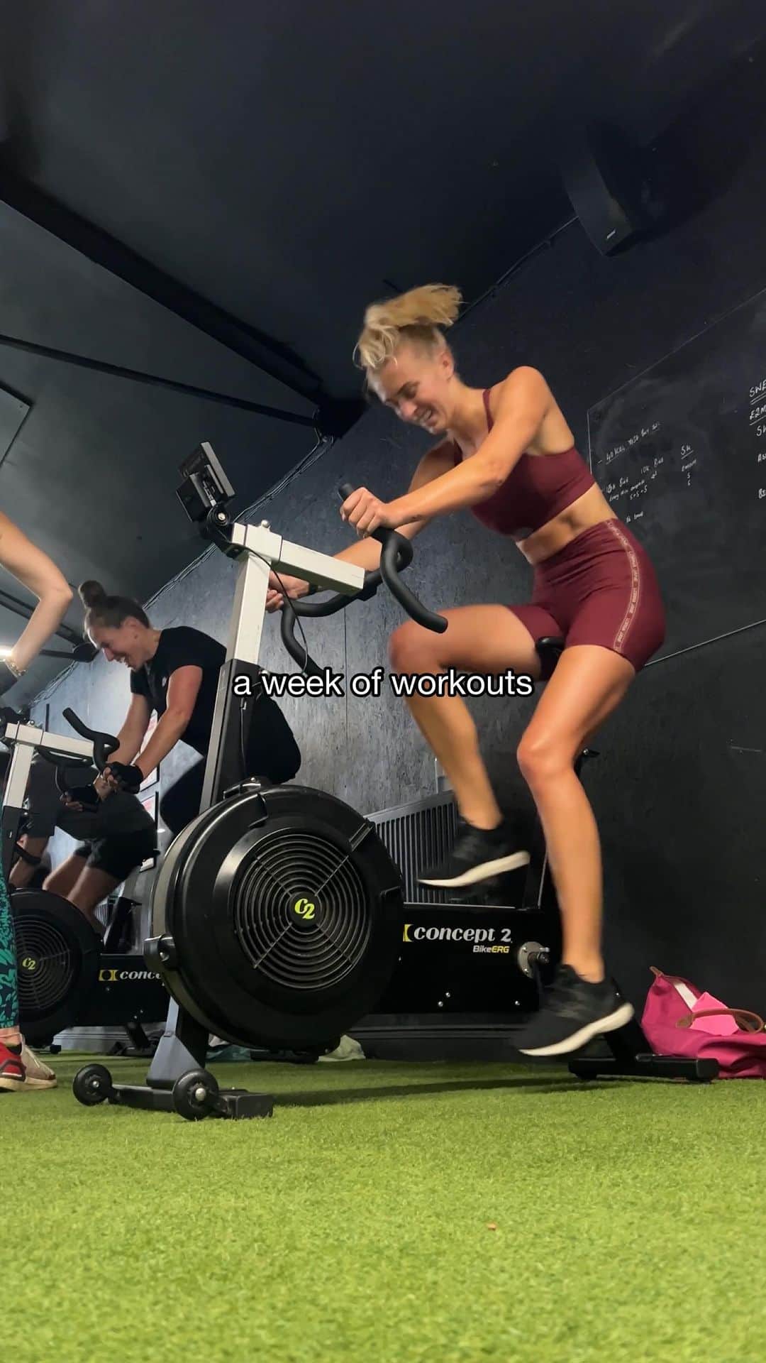 Zanna Van Dijkのインスタグラム：「A week of my workouts 🏋🏼‍♀️   Here is a typical week of exercise for me: ➡️ My main priority is fitting in my strength training as that supports my hiking goals, but everything around that is pretty flexible. My program is written by my pal @max.lowery. ➡️ Maintaining my cardiovascular fitness is something I’m conscious of, but I don’t have a set structure with that - I love mixing it up with classes, runs and circuits. My cardio workouts are often social workouts where I see friends.  ➡️ I take a minimum of two rest days a week. I find this allows me recover fully and therefore perform better ☑️   Let me know in the comments if you want me to share more videos like this? ♥️ #weekofworkouts」