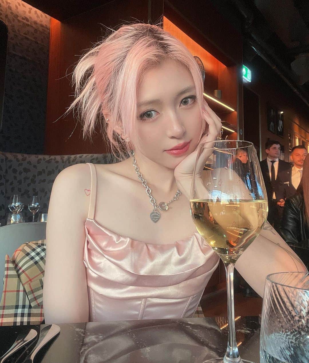 Eva Cheung☆のインスタグラム：「Once you decide what you want, the whole world will help you get it.The person you need will appear, the healing you need will happen, the door to happiness will be open for you. Once you decided, miracles will happen.🌅」