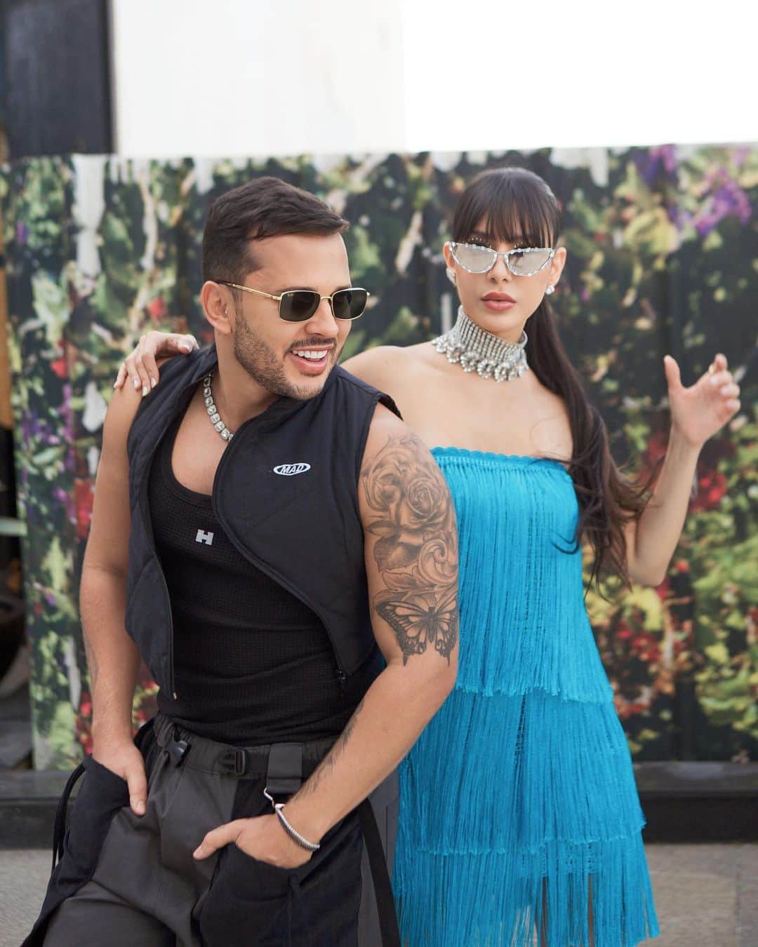 Gabriela Salesのインスタグラム：「Os apresentadores do maior Garota Vip da história. Respeita essa dupla apocalíptica, desastrada e, principalmente, mais vida real que existe. Acompanhe tudo nos nossos stories e na live. @lucasguimaraes @ricademarre ! Vai Safadãoo ✌🏽❤️✨」
