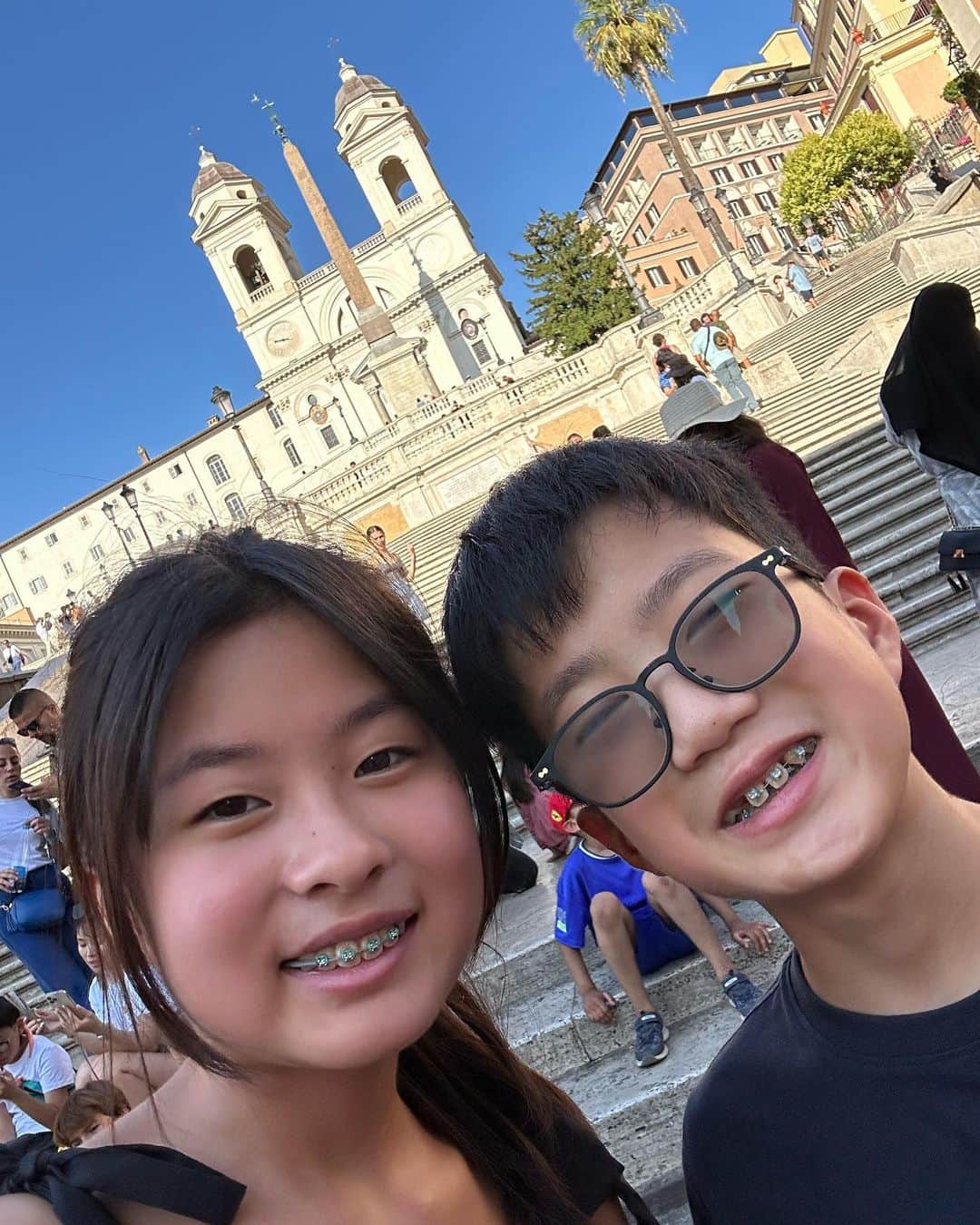 かほせいチャンネルのインスタグラム：「階段なう。会いに来て🙏❤️」