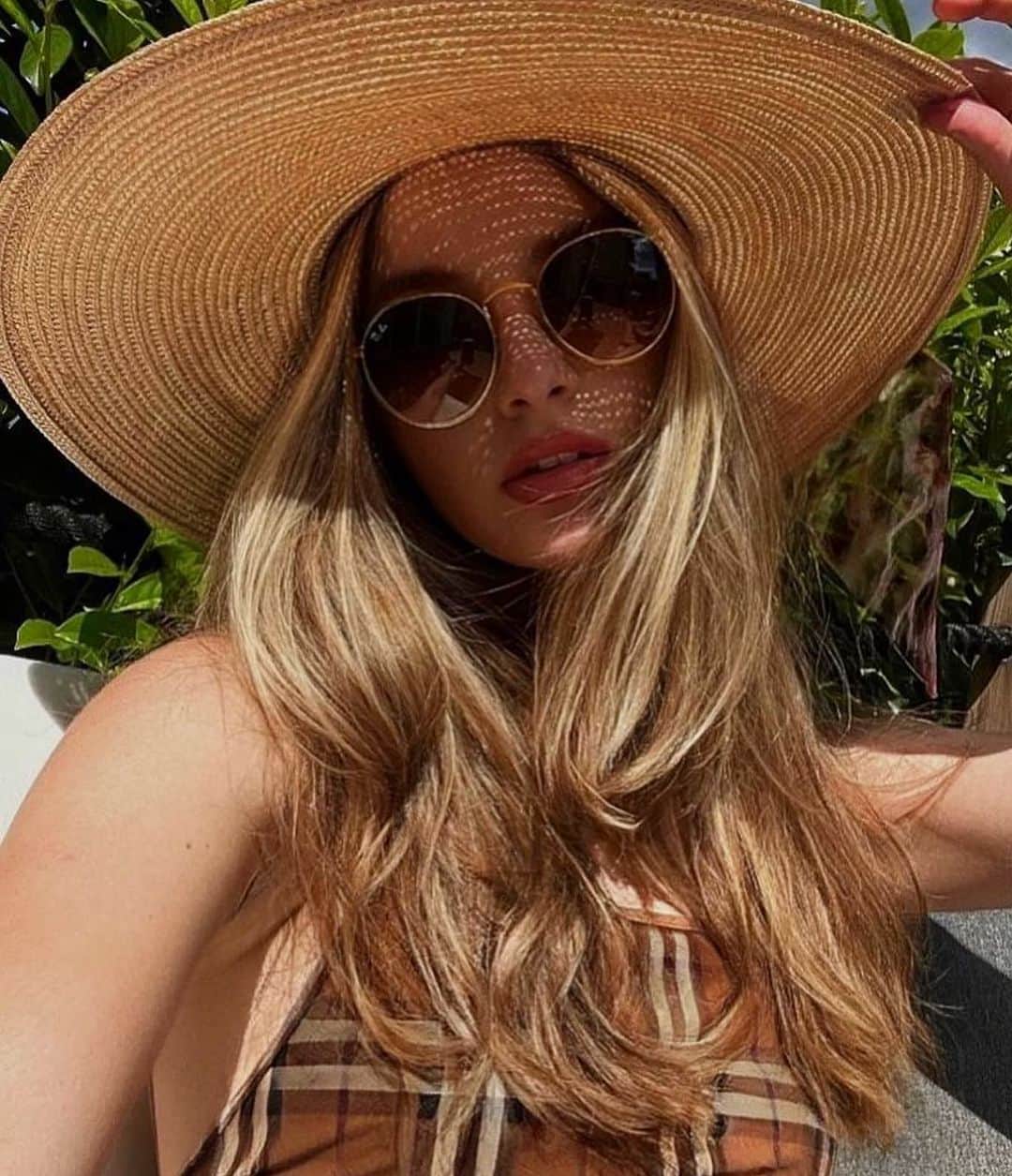 ユージニア キムのインスタグラム：「@noreenmariaa shaded by Eugenia Kim. Link in bio to shop our wide brim sunhats. • • • #widebrimhat #sunhat #eugeniakim #nyc #accessories #wardrobestylist #capsulewardrobe」