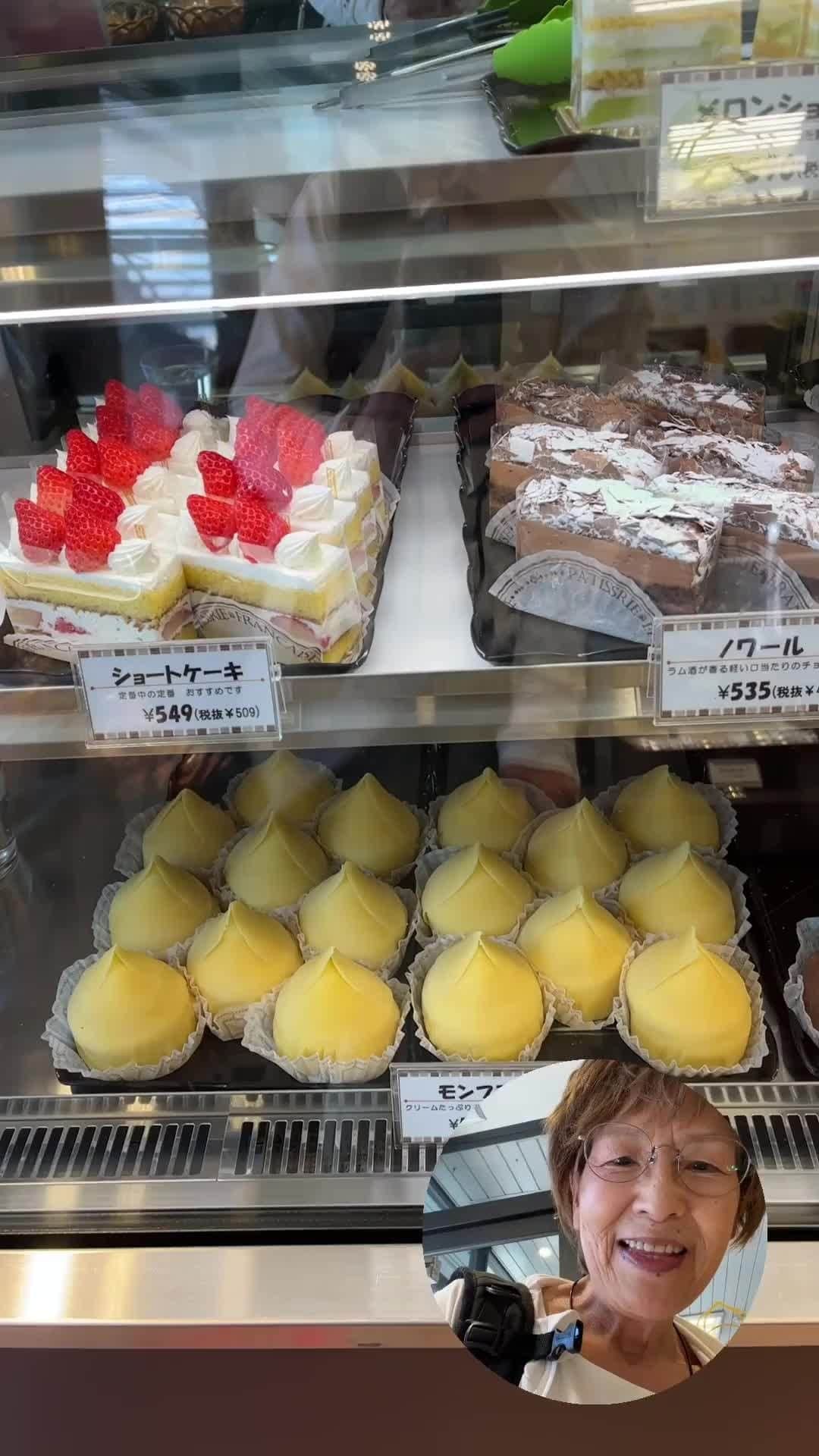 Cooking with Dogのインスタグラム：「Chef bought cakes from the shop nearest to the station because it's extremely hot. 🍰👩‍🍳 It's the long-awaited signature Mont Blanc and a cake recommended by the staff. Doesn't it look delicious? 🧁😋 It's from a cake shop called Grand Dolce in Ichikawa. * We are currently editing a new "Cooking with Documentary" video and are aiming to publish it next weekend. Thank you for your continued support. 🙇‍♂️ すごーく暑いので、駅から一番近いお店でケーキを買いました😍 憧れの看板商品のモンブランと店員さんおすすめのケーキです。おいしそうでしょ！🧁 市川のグランドルチェというケーキ屋さんです。 ※現在、新しい「Cooking with Documentary」ビデオを編集中で、来週末に公開する予定です。いつもサポートしていただき感謝しています。🙇‍♂️ #montblanc #モンブラン」