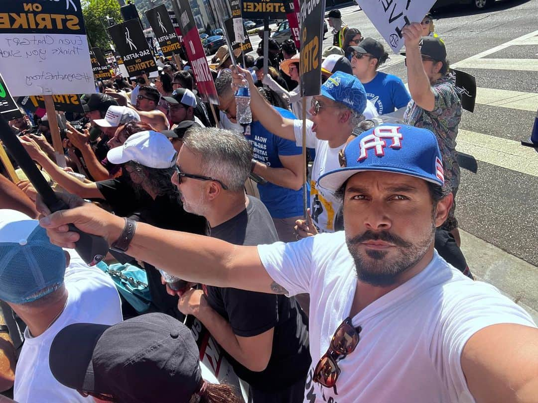 ジョン・ウエルタスのインスタグラム：「What a day of solidarity!!! It’s a wonderful sight to see so many show up for each other, in @sagaftra @wgawest @wgaeast @iatse @directorsguild #teamsters were all in full force yesterday walking, chanting, a little dancing and demanding that we come to a fair deal with the #amptp - LFG!!! #onepeople #afrolatino #afrolatina #latinamerica #latina #latino #latine  #latinx #latinidad #america」