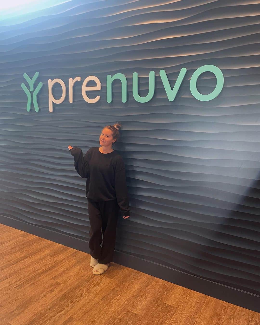 アシュレイ・ティスデイルのインスタグラム：「If you had the opportunity to detect a serious medical issue in its early stages, would you do it? For me, the answer is yes, absolutely. That’s why, when the team at @prenuvo invited me in for a complimentary full-body MRI scan, I made an appointment right away.  Their technology scans the entire body and can detect stage 1 cancers along with 500 other medical conditions. The chance to get a better understanding of my health gave me peace of mind. The day of my scan, I was feeling so anxious. I’d never had a full-body scan and the idea of lying flat and still for almost an hour made me nervous. So @cmfrench came with me and, since he couldn’t hold my hand to calm me, he held my foot. (I love this man.) I watched a little Netflix to keep me calm while the machine did its work. Not too bad, and totally painless.  I recognize that it’s an immense privilege to have access to this technology, and I know that it’s out of many people’s budgets right now. So why am I sharing my experience? I believe this type of scan will become much more widespread (and, yes, more AFFORDABLE) in the next 5 to 10 years. If you are considering the scan, Prenuvo has kindly offered me a discount to share with you all. You can go to prenuvo.com/ashleytisdale to get $300 off. Curious to know your thoughts on this technology—is it something that interests you? #Prenuvo #partner」