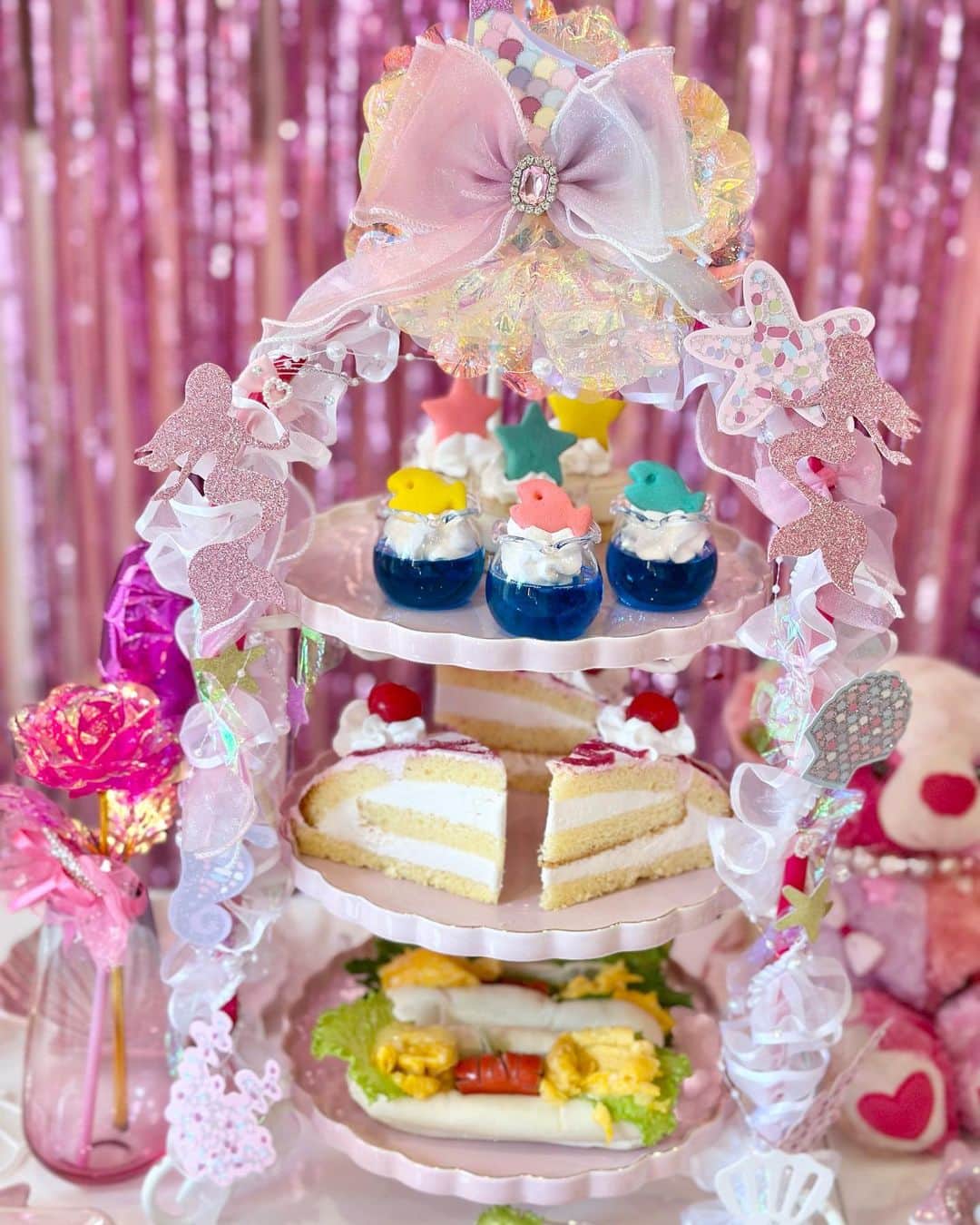 吉川ちえのインスタグラム：「【🧜‍♀️🌷💗🧜‍♀️🌷💗🧜‍♀️】 . 中板橋にあるアフタヌーンティーが 可愛すぎるっっ😘💓 いつも行ってるアフタヌーンティーカフェ☕️ （ @remember6758 ）に 期間限定でマリン×ピンクの アフタヌーンティーが登場したよ😍💕 . 可愛すぎてやばい✨😭❤️ ちかさんの結婚祝い㊗️を REMEMBERでしました🤗 喜んでくれて良かった✨ . 誕生日サプライズや女子会などに最適💓 このマリン仕様のアフタヌーンティーは 7/17から開始されてます👋 🐟ミルキーマーメイドアフタヌーン🌈 💰1名様税込5000円（ノンアルコール乾杯スパークリング付 ） 4名様から貸切可能🐶わんこもOK💕 予約は𝐈𝐧𝐬𝐭𝐚𝐠𝐫𝐚𝐦✍️ （ @remember6758 ） DMはもちろんLINEも問い合わせや予約可能🎀 LINE ID : remember817📱💭💕 .  #アフタヌーンティー#アフタヌーンティー#アフタヌーンティー 東京 #アフタヌーンティー#アフタヌーンティーセット #アフタヌーンティーティールーム #ドッグカフェ」