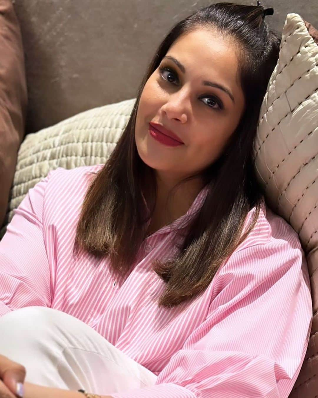 ビパシャ・バスーのインスタグラム：「#StyleEditorSaturday: Get your weekend style inspiration from Style Editor @bipashabasu’s comfy-chic look in our Pink Striped Oversized Shirt!   #TheLabelLife #ElevatedLifestyleEssentials #ExtraordinaryEssentials #StyleEditorNotes #StyleEditorBipasha #StyleEditorPicks」