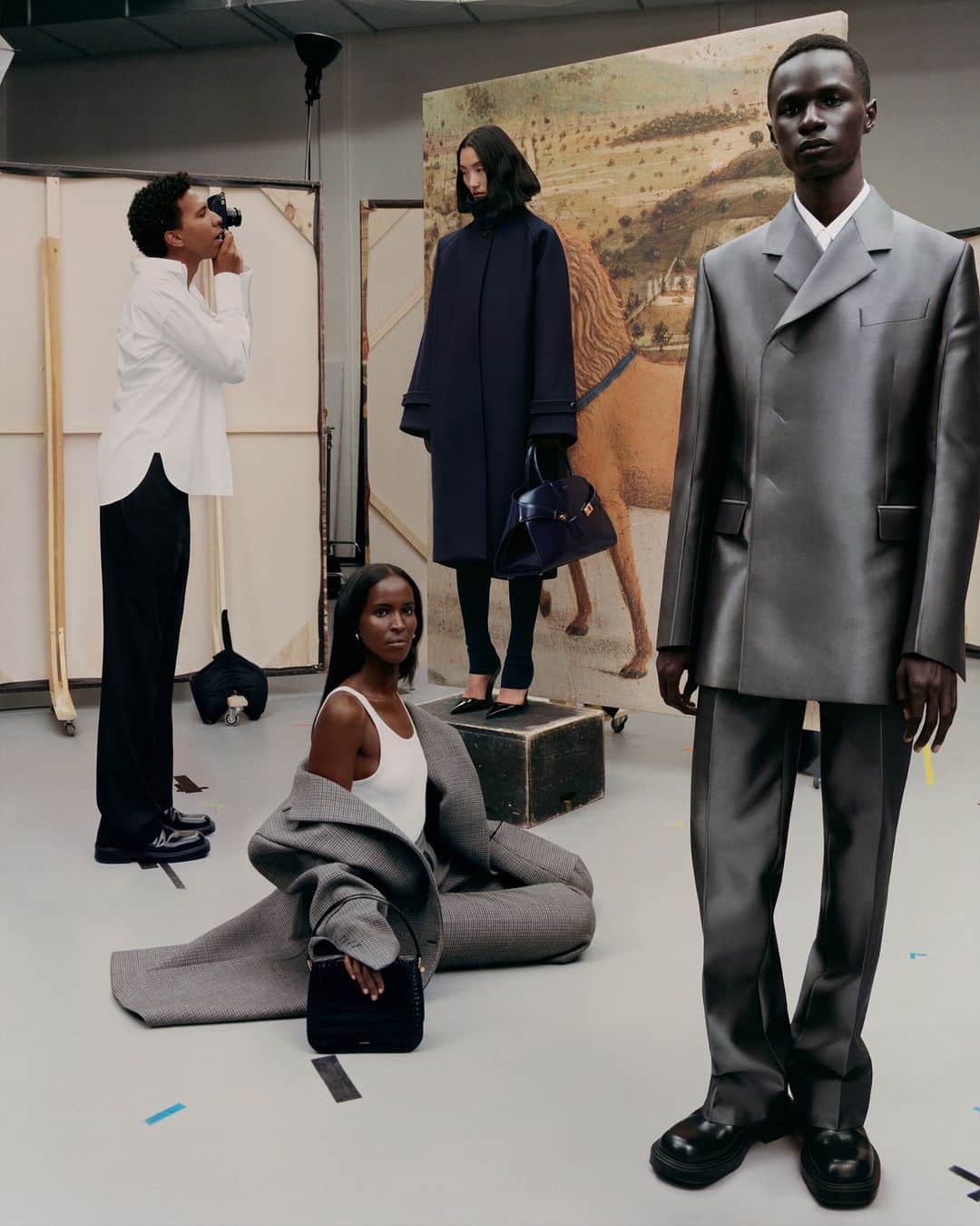 サルヴァトーレ・フェラガモのインスタグラム：「Creative community is hardwired into Renaissance, Renaissance is hardwired into Florence, and Florence is Ferragamo. ​ @zzaynss @malickbodian and @linazhanglina on set of the #FerragamoFW23, featuring Piero della Francesca, 1467-1472. By permission of the Ministry of Culture – Gallerie degli Uffizi. Discover more at the link in bio.​  Campaign Concept and Creative Direction @ferdinandoverderi​ Lensed by @tylersphotos」