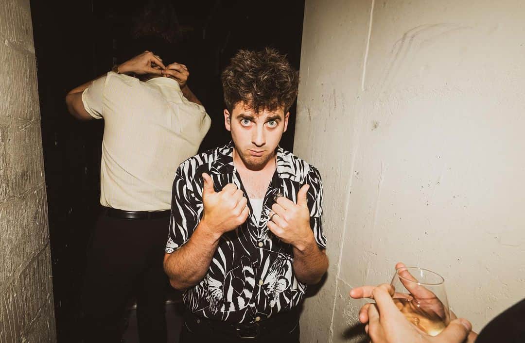 サーカ・ウェーヴスのインスタグラム：「Who's got two thumbs and loves The Beatles...no we've got no idea either 🤷‍♂️」