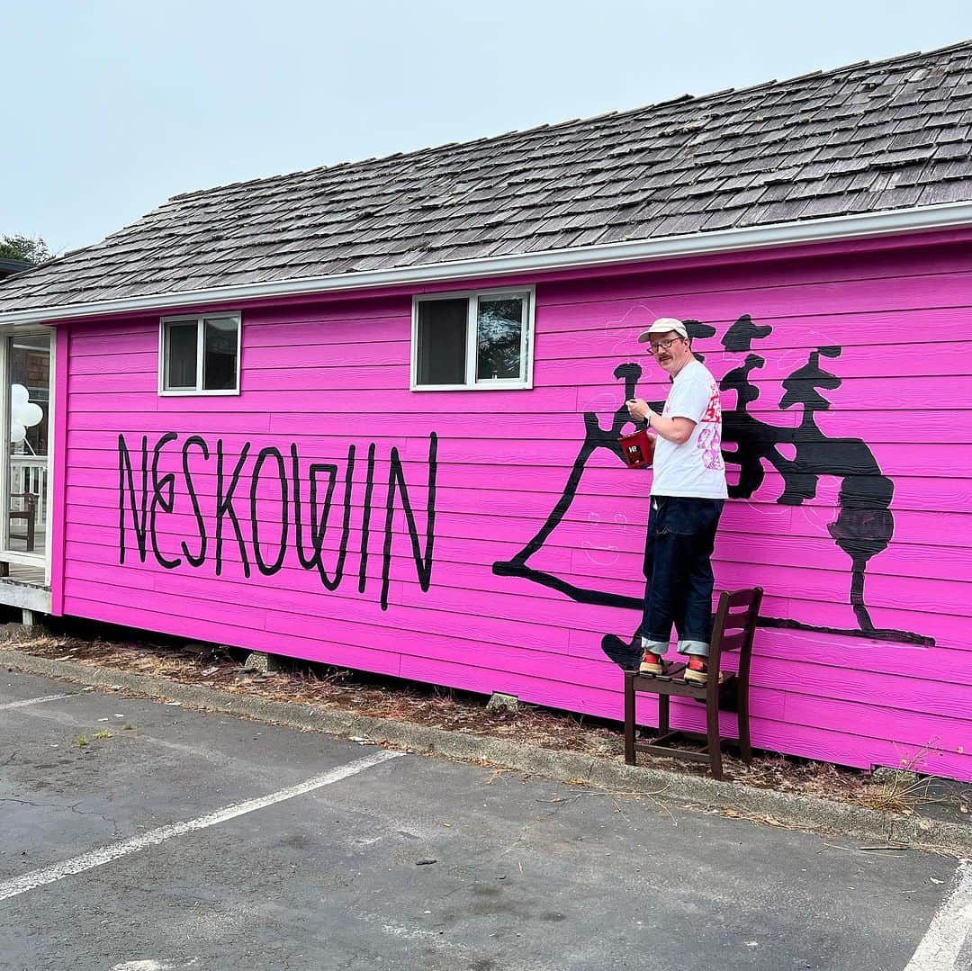 Jason G. Sturgillさんのインスタグラム写真 - (Jason G. SturgillInstagram)「And, scene! 🎬 That’s a wrap for our mural at @neskowintradingco. Yesterday we also unveiled this fun head-in-the-hole sign. We’ll be around today if you come on out send me a DM and we can say hello. Swipe to see some more timelapse of all the sides of the building being painted. Thanks again @proposalsforall and the Neskowin community! 🫶  Beach photo is of the Neskowin Ghost Forest which are stumps of trees that are over 2,000 years old! Read more at https://en.wikipedia.org/wiki/Neskowin_Ghost_Forest  Photo stand fabrication by the awesome guys at @mclaserlabs!」8月20日 1時02分 - jgspdx