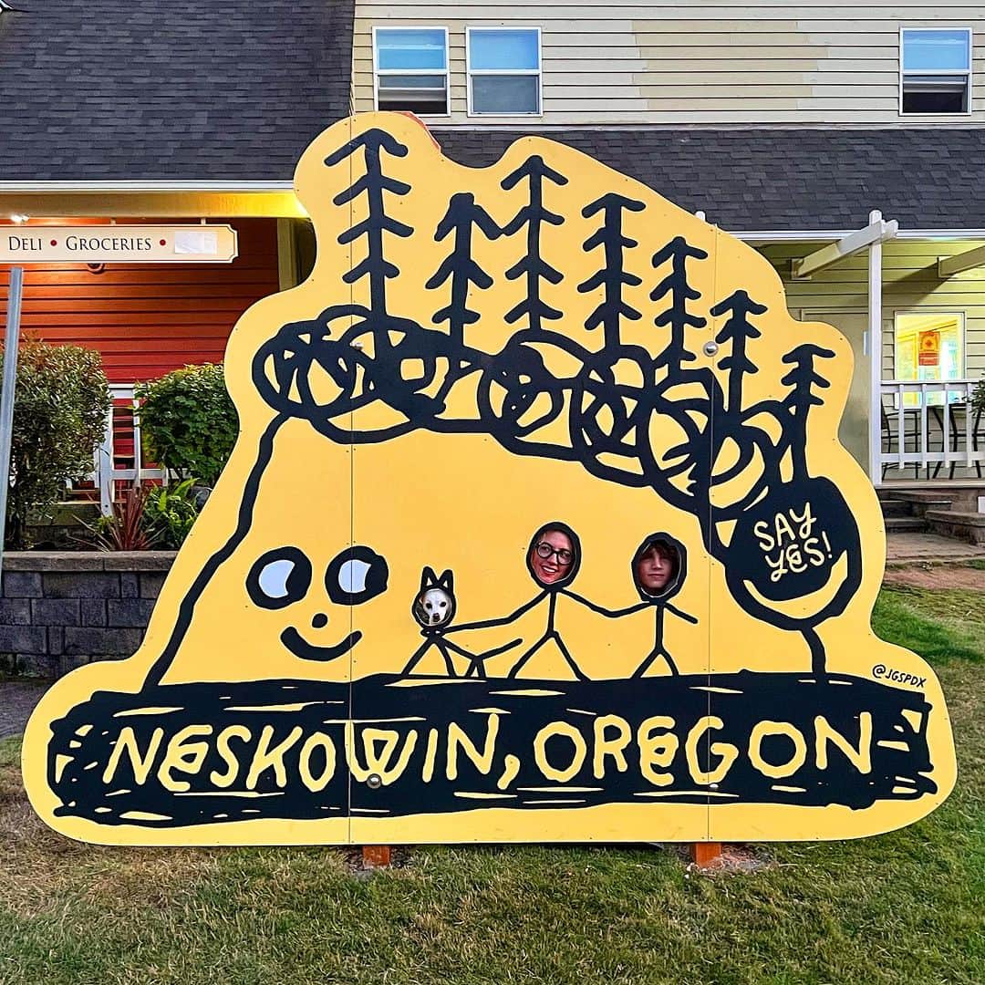 Jason G. Sturgillのインスタグラム：「And, scene! 🎬 That’s a wrap for our mural at @neskowintradingco. Yesterday we also unveiled this fun head-in-the-hole sign. We’ll be around today if you come on out send me a DM and we can say hello. Swipe to see some more timelapse of all the sides of the building being painted. Thanks again @proposalsforall and the Neskowin community! 🫶  Beach photo is of the Neskowin Ghost Forest which are stumps of trees that are over 2,000 years old! Read more at https://en.wikipedia.org/wiki/Neskowin_Ghost_Forest  Photo stand fabrication by the awesome guys at @mclaserlabs!」