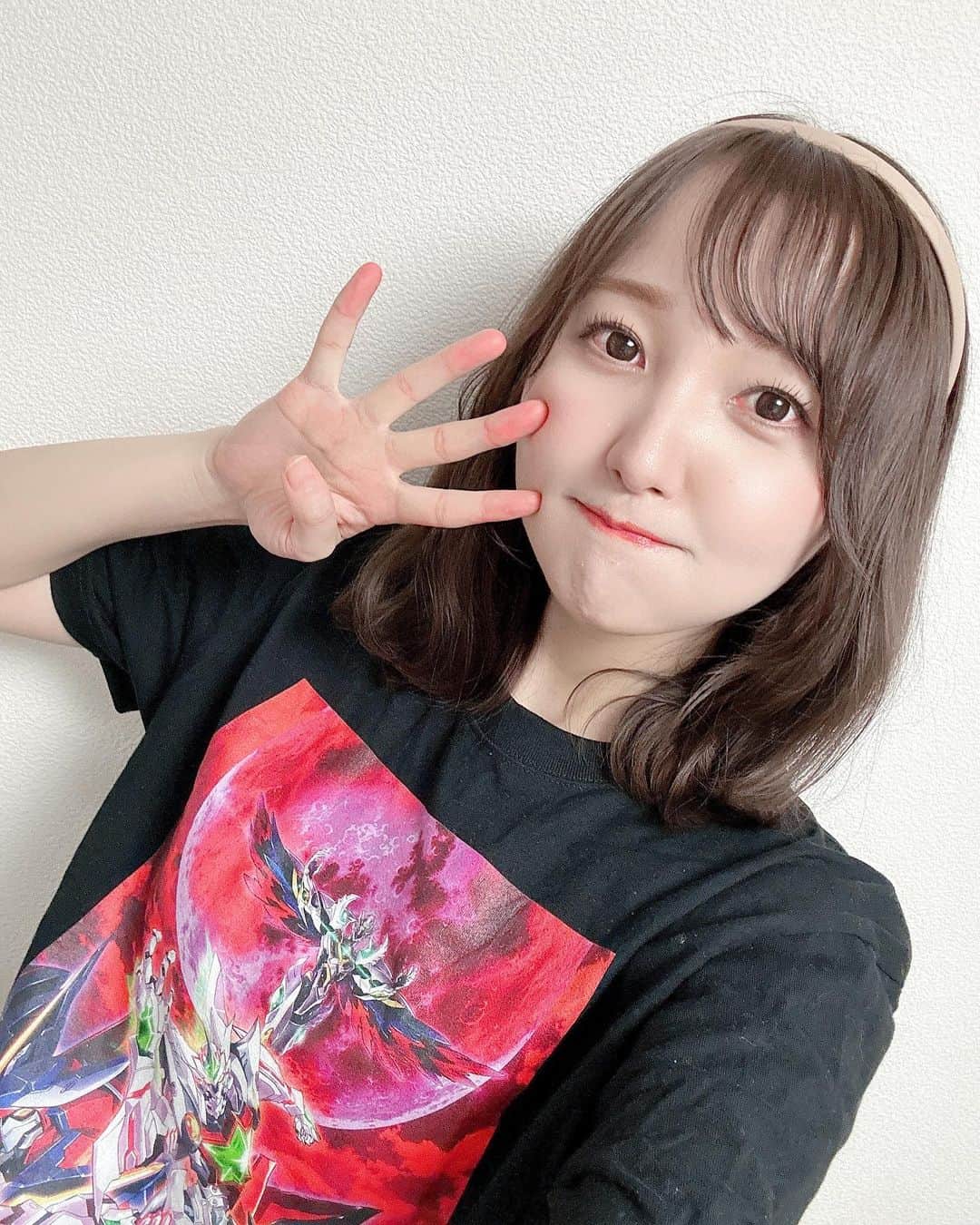 長久友紀さんのインスタグラム写真 - (長久友紀Instagram)「「#生スパロボチャンネル」 ご視聴下さり、ありがとうございましたー！！  久々の #生スパチャン 楽しかったー！！ 色々情報がもりもりでしたね✨ 5年目も #スパロボDD をよろしくお願い致します(*' '*)ﾉｼ ♪･:+ﾟ  メグを意識してカチューシャ付けたよん♪ あと声優陣は打ち合わせしてないのにオリジナルTシャツをみんな持ってきてて感動しました！✨  3枚目はメイクさんが持ってたゲンガーのヘアピン♡ 可愛くて撮影した📷♡」8月20日 1時03分 - nagakuyuki