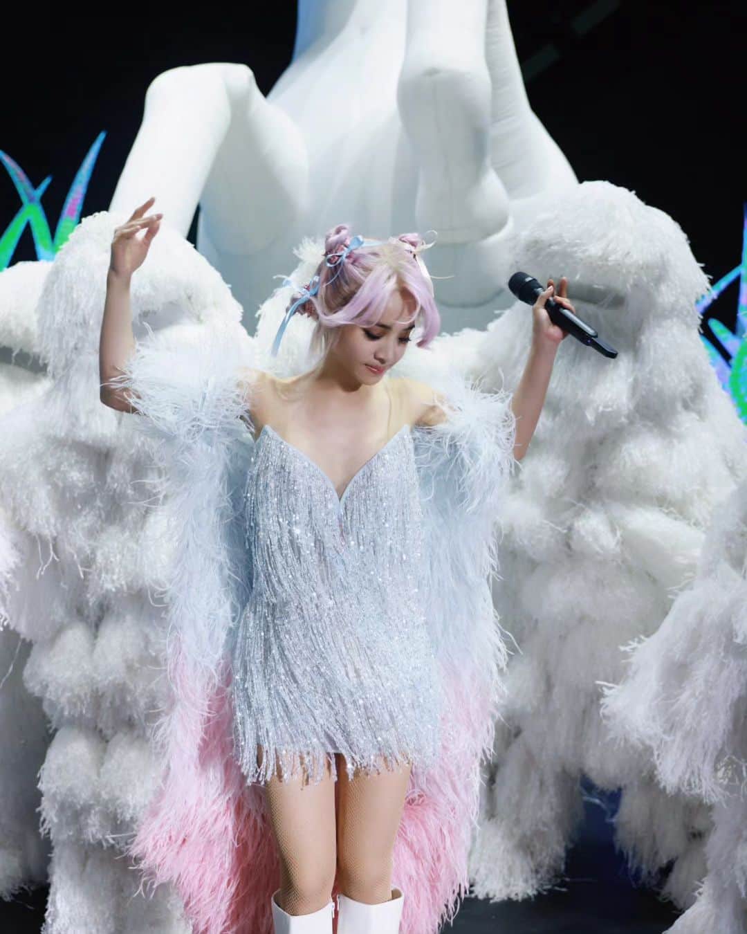 ジョリン・ツァイのインスタグラム：「喜歡和白毛怪在一起的日子  #uglybeauty2023 #uglybeauty福州站 @theclique.hk  @monicaivena #thecliquehk #monicaivena」