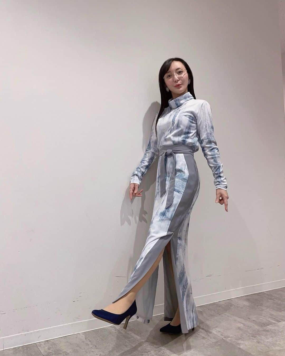 松澤千晶のインスタグラム：「AT-X生放送のお衣装✨  とても涼しげで素敵でした🎶 氷属性って感じ❄️  setup @aoiwanaka.official  jewelry @grossejapan」