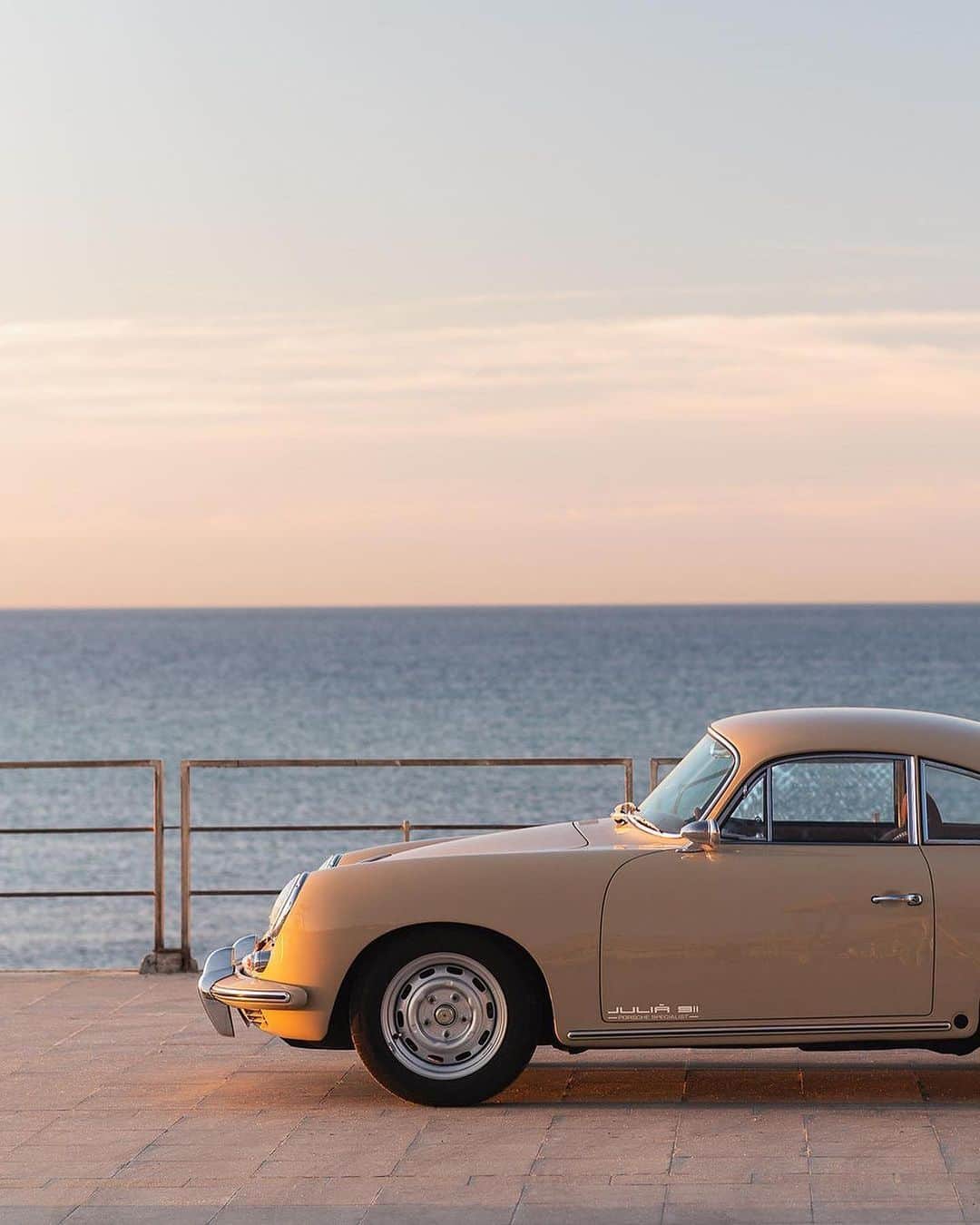 オリバーピープルズさんのインスタグラム写真 - (オリバーピープルズInstagram)「Catching the sunset in a #Porsche 356 SC Coupé.⁠ #OPInspiration⁠ ⁠ Photo: @gauvin.pictures」8月20日 1時28分 - oliverpeoples