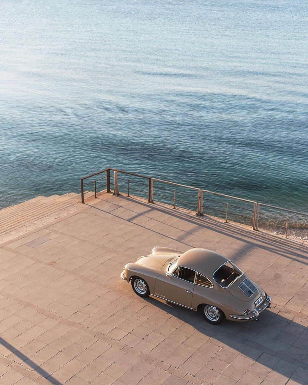 オリバーピープルズさんのインスタグラム写真 - (オリバーピープルズInstagram)「Catching the sunset in a #Porsche 356 SC Coupé.⁠ #OPInspiration⁠ ⁠ Photo: @gauvin.pictures」8月20日 1時28分 - oliverpeoples