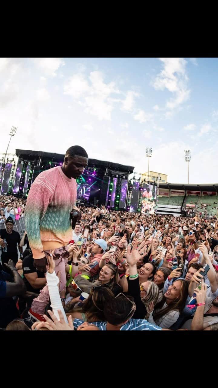 エイコンのインスタグラム：「Thank you @findingsfestival. Looking forward to next year!!!!💪🏾」