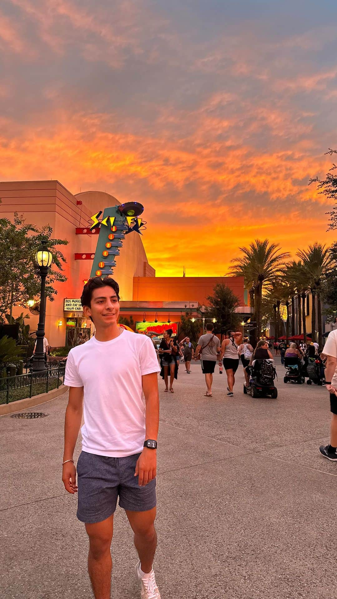 Donovan Carrillo Suazoのインスタグラム：「Disney siempre es una buena idea 🫶🏽🙌🏽  @disneyworld.latino  #AllTheDisneyThrills #DisneyFamilia   @experiencekissimmee  #MyKissimmee #GetBold」