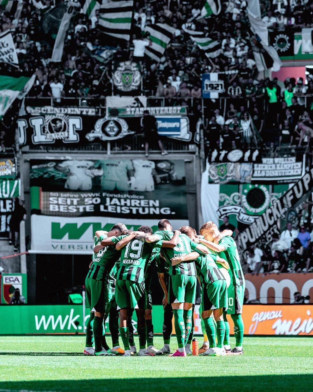 ユリアン・ヴァイグルのインスタグラム：「Was ein Spiel 🤯 wir nehmen den Punkt mit 🙏 danke an all die mitgereisten Fans 👏🏽 @borussia」