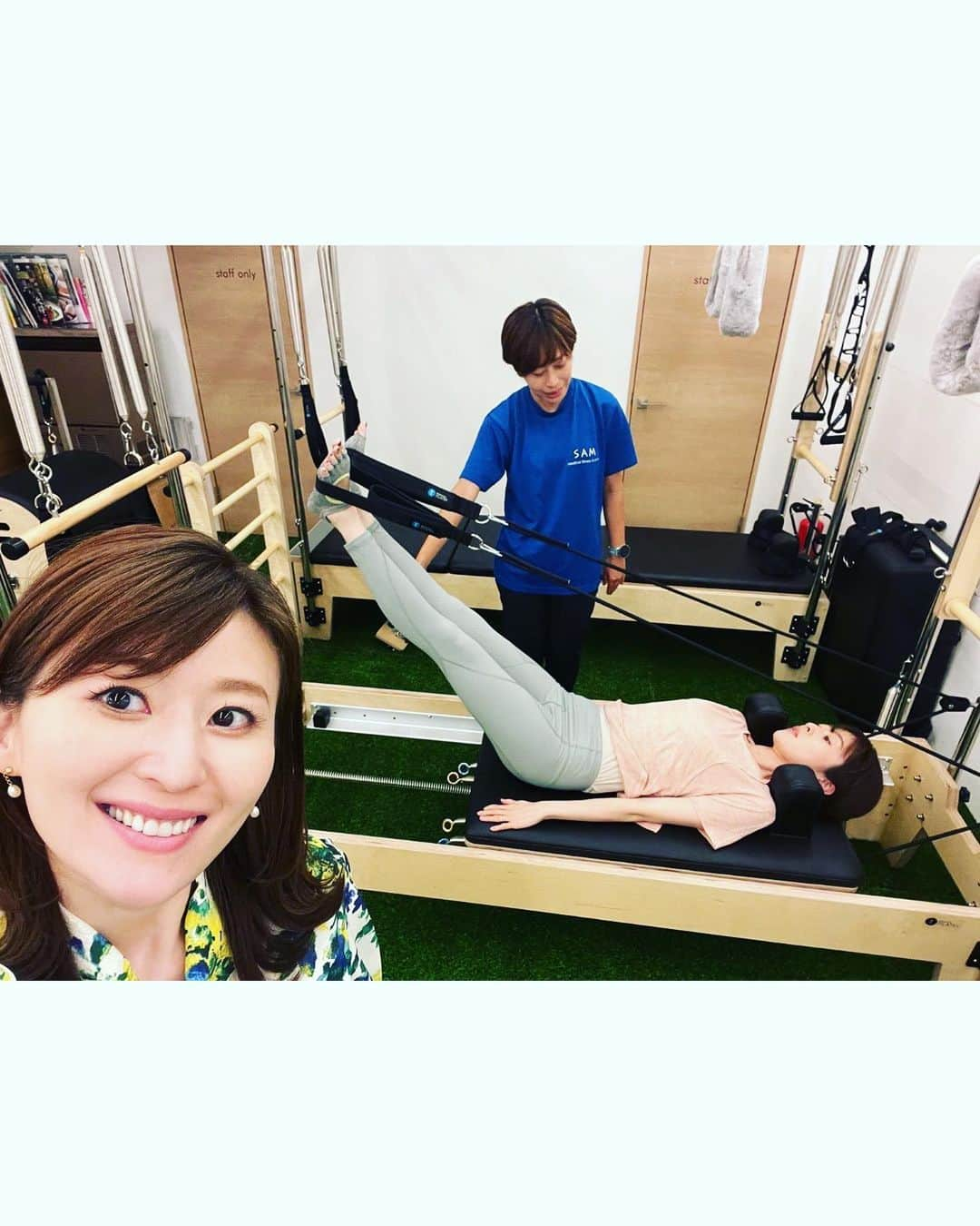 石沢綾子さんのインスタグラム写真 - (石沢綾子Instagram)「時差あり帰国投稿に あたたかいコメントやリアクション　ありがとうございます。 おかえり！と言ってもらえるって、本当に嬉しいものですね😭✨  　 さてさて、 北海道に行く機会が増えまして✈️ 余裕を持って仕事の前日入りのことも多く、 空き時間を何かに使えたらいいなと思っていたら @kuniimisa_ana がオススメしてくれたのが マシンピラティス。 通っているジムで今月から新しくスタートするとのことで、 体験させてもらいました！ 興味があったので嬉しい🙌♡ 　 ピラティス初めてのド初心者ですが、 トレーナーさんが丁寧にわかりやすく 指導・サポートしてくれるので、 使っている筋肉や体の隅々まで意識を向けながら 気持ち良く動くことができました✨ 　 動き自体はゆっくりだけど、 その分しっかり筋肉を使って伸ばす感じがあって、 終わった後には心地いい疲労感＆筋肉痛💪 　 個人的な体感では、 体験中から呼吸が深くなる感覚が！ 猫背・巻き肩が正しい位置に戻ったことの 副次的効果だそうですが、 姿勢ひとつでこんなに息がしやすいのかと、びっくり…😳 変化を感じられるとモチベーションがあがります🔥 　 西18丁目駅から近くて、通いやすいのも嬉しいポイント！ 私も札幌にいたら通いたかった😂💕 　 詳細や問い合わせは @sam_medicalfitness_sauna  のアカウントへ🧘✨ 安ヶ平トレーナー、お世話になりました☺️ 　 　  #札幌  #ピラティス  #マシンピラティス  #スポーツジム」8月20日 1時59分 - ayako__ishizawa