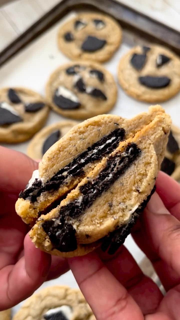 OREOのインスタグラム：「Stuffing cookies with OREO cookies…genius 🤓  📸: @karinabakeswithlove」