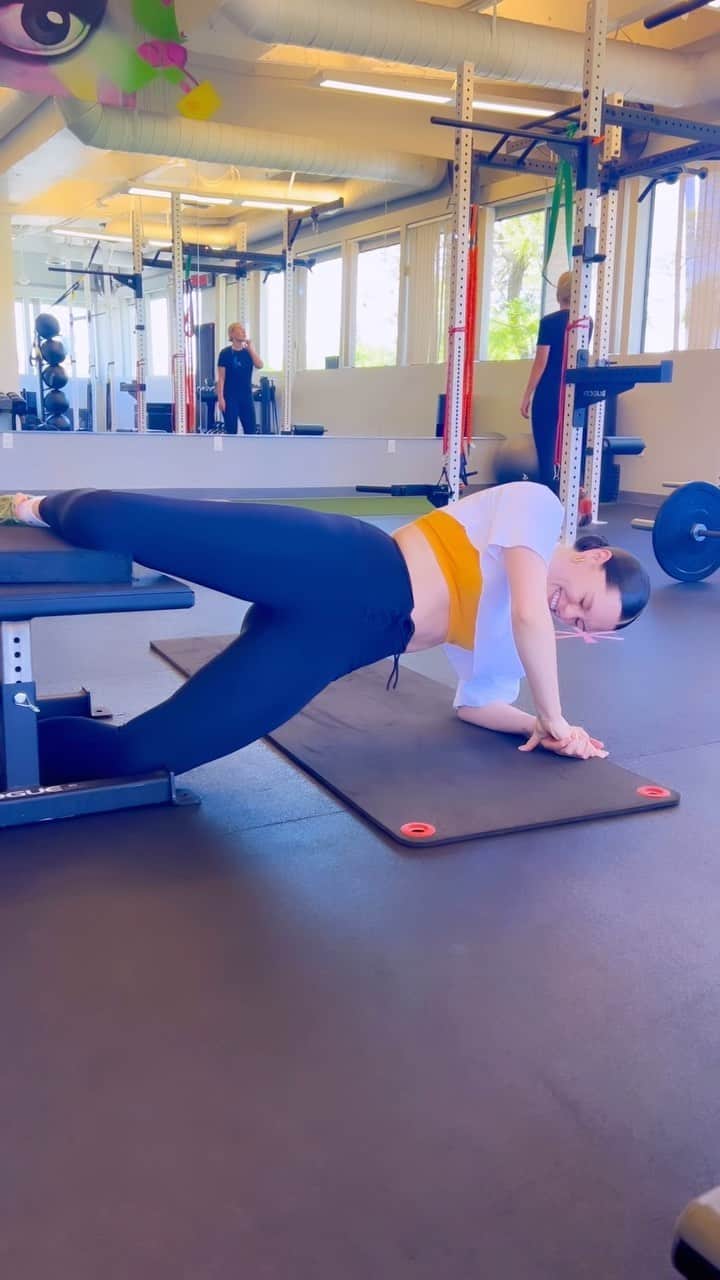 ジェシー・Jのインスタグラム：「To all Mums,   It’s not easy because YOU care.  It’s not easy because YOU sacrificed so much physically and mentally to birth your child.  It’s not easy even if YOU didn’t physically birth your child.  It’s not easy because YOU miss your friends.  It’s not easy because YOU need more sleep.  It’s not easy because YOU are an amazing Mum.  It’s ok to admit that sometimes it’s hard.  Some days I don’t even shower and cry ALOT.   And guess what? It’s completely normal.   You are killing it. Whatever your world looks like doing it, you are doing it.   You were made for this. 🤍  Love you 🫂」