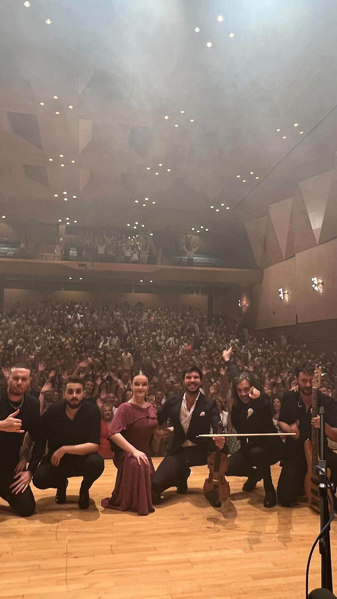 アイリーン・オルベラのインスタグラム：「Así nos despedíamos anoche con este público tan maravilloso 🥰 Gracias Cádiz por vuestro cariño..!!! 💝 … This is how we said goodbye last night with this wonderful audience  Thank you Cádiz for your love..!!! 💝 . . . #momentosunicos #feliz #agradecida #videooftheday #dancer #ireneolvera #violin #flamenco #art #love #happy #performance #teatro #cadiz #baile #theatre #reels #igers」