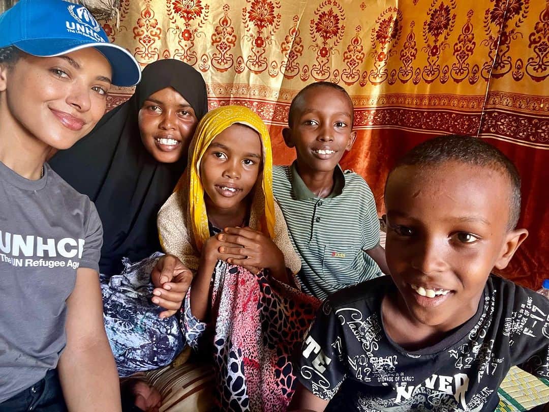 カテリーナ・グレアムのインスタグラム：「Selfie with my friend Halima and her beautiful family at the @Refugees camp in Ethiopia. We celebrate and honor the many humanitarians around the world and the sacrifices they make to make this world a better place for all. #WorldHumanitarianDay」