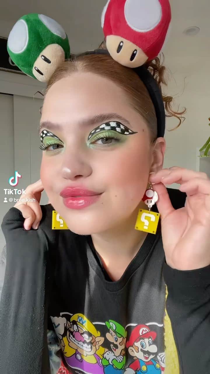 ブリー・キッシュのインスタグラム：「i main baby daisy, btw 🌈🏎️🍄⚡️」