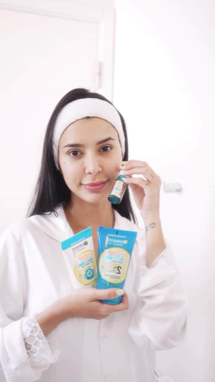 Gabriela Salesのインスタグラム：「Coisas que eu já fiz por causa da acne. Quem se identifica? Mas isso ficou no passado, pq agora estou usando a nova linha Uniform & Matte Antiacne de @garnierbrasil ! Os produtos são formulados com Acido Salicílico que ajuda no controle da oleosidade da pele, evitando o crescimento de cravos e espinhas e a Vitamina C que reduz as marcas deixando a pele mais iluminada! Minha pele melhorou muitooo! E você, bora #Botarapeleprajogo também?   #NovoAntiAcneGarnier #publicidade#NaturalmenteGarnier #Antiacne」