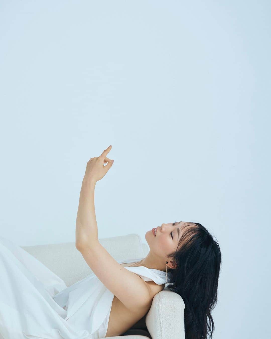 小松原美里のインスタグラム：「自分の為の選択  heal for you. grow for you. show up for you. get better for you.  make it personal this time. - #nakeiahomer   Magazine @yoi_media  Photographer @shun_okamoto_  Stylist @masacott__  Hair&Make up @nozomifujimoto.hm」