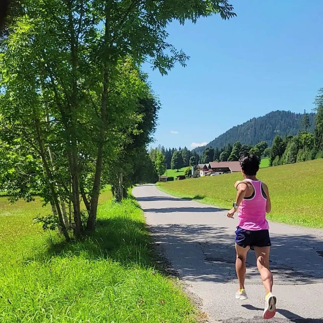 上田藍のインスタグラム：「. ☀️☀️☀️☀️☀️☀️☀️☀️☀️☀️☀️  Keep the rhythm.🏊️🚲️🏃✨ #highaltitudetraining⛰️  🌳🌳🏊️🌳🌲🚲️🌲🌲🏃🌲🌳  今日は、疲労が蓄積している状態で行う強度を上げたトレーニングDayでした。 トライアスロンのレースで行う順番で、種目間は補給と着替えを行うくらいの時間で間延びしないようにギュッと詰めて追い込んでいきました💪✨  迫ってきたレース🇫🇮に向けて、 スイムはウェットスーツ着用になりそうな水温なのでウェット着用でTotal4,000m🏊️のメニューを行い、バイクは勾配のあるコースでしたが集中して88kmを理想のポジションをKeepしながら走りました🚲️ そして、締めのランではリズムを刻みながらリラックスを心掛けて設定ペースで気持ち良く終えることができました🏃🌿  まだ修正点や更に整えていきたいところはありますが、順調に強化を進めています☀️  連日パリで行われている、トライアスロンのオリンピックテストイベントのLiVEを観ながらモチベーションも更に上がって良い感じに追い込めました🤗🌟  1人で活動をしていると、自分次第でいくらでも厳しくもユルくもなれてしまうので、ついついルーズになりそうな隙がうまれがちな時ほど、自分のリズムをしっかり刻んでいけるようにメリハリを大切にしています😌🌿  目標をもって、テーマをつくって、良くても、上手くいかなくても、常に自分に期待をしてコツコツ努力をつんでいきます。日々幸せを感じながらすごしています🙌✨  明日はDay Off😪 しごいた身体を超回復させます～🌿  #高地トレーニング #あえて疲労がある状態で取り組むメニュー #明日の完全休養日があるから追い込める✨ #メリハリ #完休は寝て食べて解して食べて寝る #12時間睡眠で超回復🌱 #トライアスロン #上田藍 #感謝🤗💓  #ceepo #Viper  #shimanojapan  #newbalance  #wahoofitnessofficial  #wahooligan」