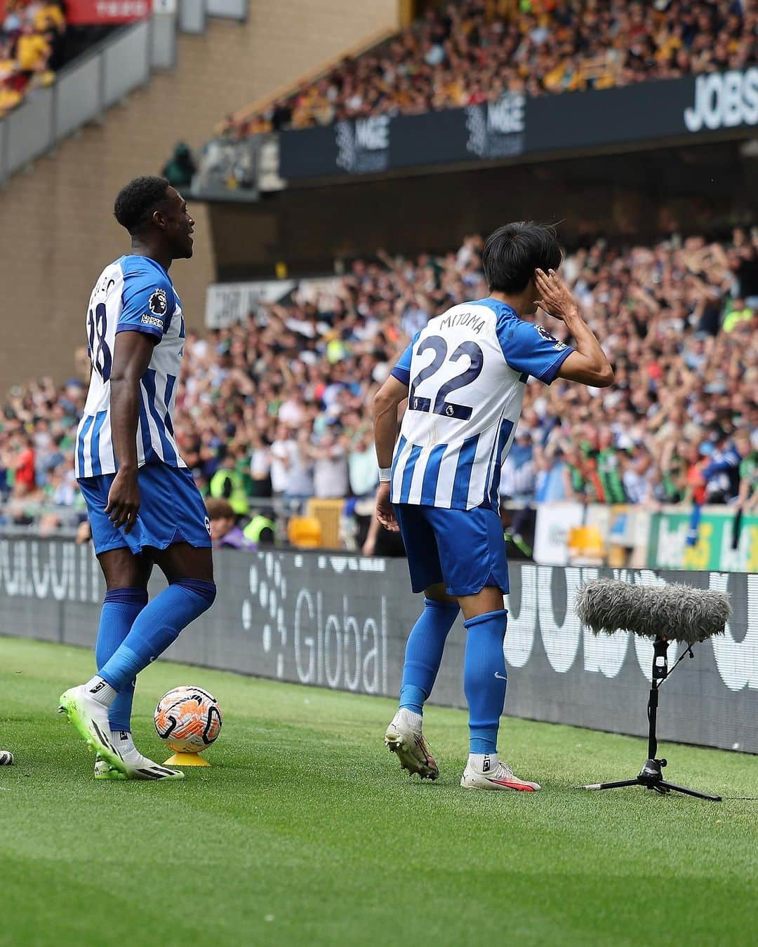 ダニー・ウェルベックさんのインスタグラム写真 - (ダニー・ウェルベックInstagram)「That’s 1-4 you fans 😉💙🤍 love this team @officialbhafc」8月20日 3時04分 - dannywelbeck