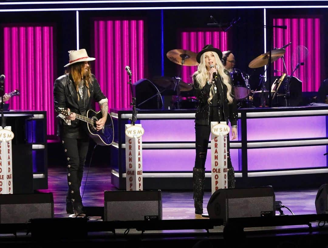 ビリー・レイ・サイラスのインスタグラム：「What an incredible night!✨💫Always such a tremendous honor performing on this legendary stage @OPRY 🙏🏼🎹🎵✨  📸 @dkupish」