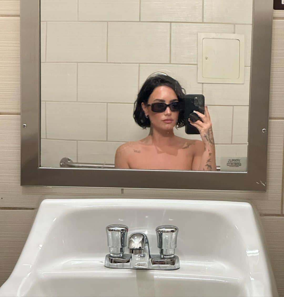 のインスタグラム：「When you have to pee with a jumpsuit on」