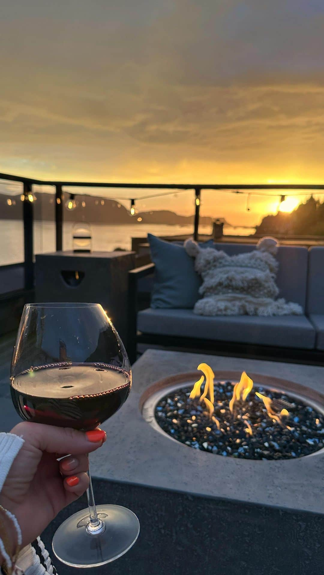 Inger-Lise Lillerovdeのインスタグラム：「annonse| Vi nyyyyter siste rest av sommer -og jeg ELSKER det her!! 🌿🍷☀️  Den nye lyslenken på rekkverket er fra @multitrend og jeg elsker stemningen den gir her oppe 🤍  Flere som er heldige med sommerværet om dagen?? _____________________________________________________ #sommer #vin #rødvin #sol #terrasse #takterrasse #homeonspiration #gardendesign #livelovelaugh #terracedesign #gardenidease #sunset #solnedgang #terrasselov #hageliv #uterom #uteplass #uteromoghageliv #interiores #multitrend」