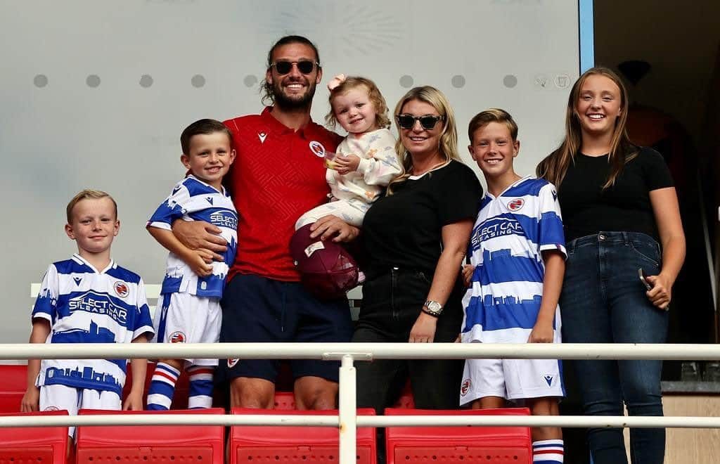 アンディ・キャロルのインスタグラム：「Just A Beautiful Family Watching The Beautiful Game 💙 #2-0  @jasonp1x」