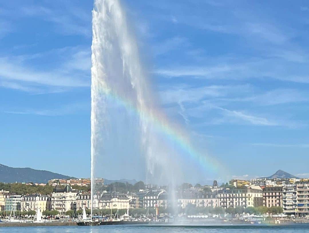 ベラミー・ヤングさんのインスタグラム写真 - (ベラミー・ヤングInstagram)「Ok, #Geneva 🤩🥰🎉 In less than 24 hours, you gave us SO MUCH! 😍 #BainsDePaquis you are PARADISE. #SwimmingWithSwans #NapsInTheSun #ILiveHereNow 🤩 If you get to visit, I highly recommend the boat cruise around #LakeGeneva too to get a little history & a different perspective on the city. But we started the day by fulfilling a long-held dream of mine to go to @cern 🤩🌟🎉 (& what an interesting time to be at #CERN given how our understanding of the #muon is evolving) Ooh! I hope you're having magical adventures too! I'm sending each of so very much love! ❤️💗❤️💗❤️」8月20日 3時40分 - bellamyyoung