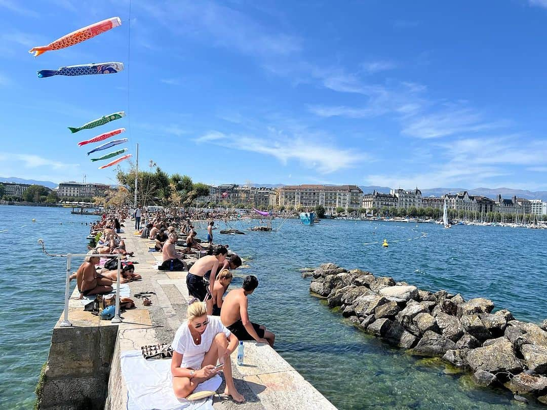 ベラミー・ヤングさんのインスタグラム写真 - (ベラミー・ヤングInstagram)「Ok, #Geneva 🤩🥰🎉 In less than 24 hours, you gave us SO MUCH! 😍 #BainsDePaquis you are PARADISE. #SwimmingWithSwans #NapsInTheSun #ILiveHereNow 🤩 If you get to visit, I highly recommend the boat cruise around #LakeGeneva too to get a little history & a different perspective on the city. But we started the day by fulfilling a long-held dream of mine to go to @cern 🤩🌟🎉 (& what an interesting time to be at #CERN given how our understanding of the #muon is evolving) Ooh! I hope you're having magical adventures too! I'm sending each of so very much love! ❤️💗❤️💗❤️」8月20日 3時40分 - bellamyyoung