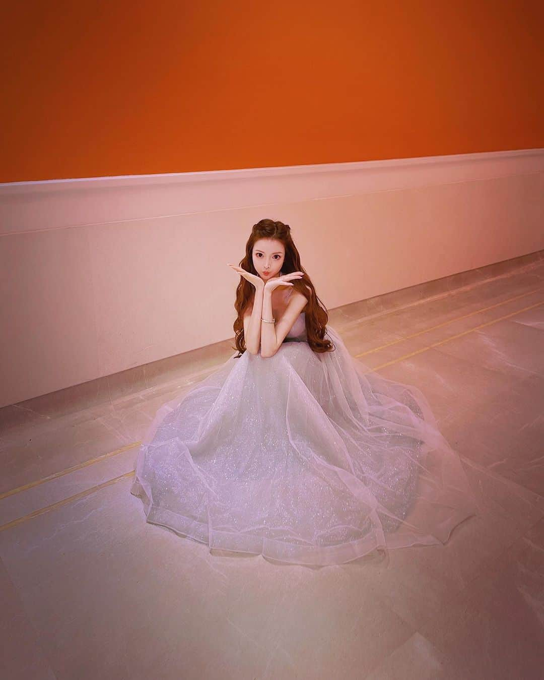 アンナ・ケイさんのインスタグラム写真 - (アンナ・ケイInstagram)「Enchanted by witch⚡️Must wait true love's kiss break the spell」8月20日 4時20分 - annakay_47