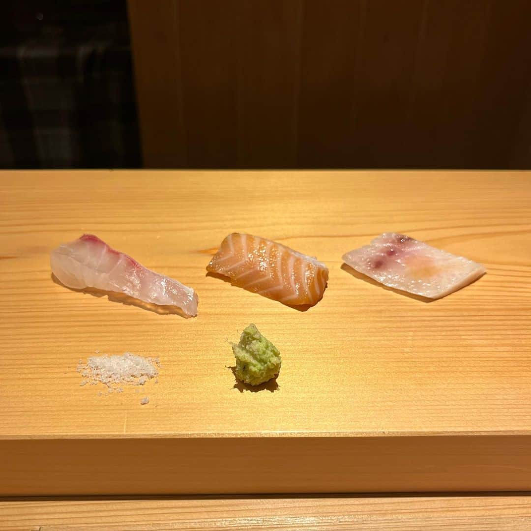 黒宮ちはやさんのインスタグラム写真 - (黒宮ちはやInstagram)「🍣 鮨 しゅん輔 阿佐谷  📍東京都杉並区阿佐谷南3-44-4 B1F  大人の味😋🍣 とても美味しかったああ🧡 今回は、はなれで食事したよ🍣  個人的に、3枚目のお刺身味比べと 6枚目のあん肝が結構お好き🐟  4月に行ったのでだいぶ時差投稿ですが🤣🤣 そして何枚か写真撮るの多分忘れたw  連れて行ってくれてありがとうございます✨️ ご馳走様でした🙇‍♀️🩷  #鮨 #お鮨 #お寿司 #魚 #刺身 #鮨屋 #寿司屋 #阿佐ヶ谷グルメ #阿佐ヶ谷 #阿佐ヶ谷鮨しゅん輔 #鮨しゅん輔 #しゅん輔 #しゅん輔はなれ #都内 #都内グルメ」8月20日 18時00分 - chihaya_kuromiya