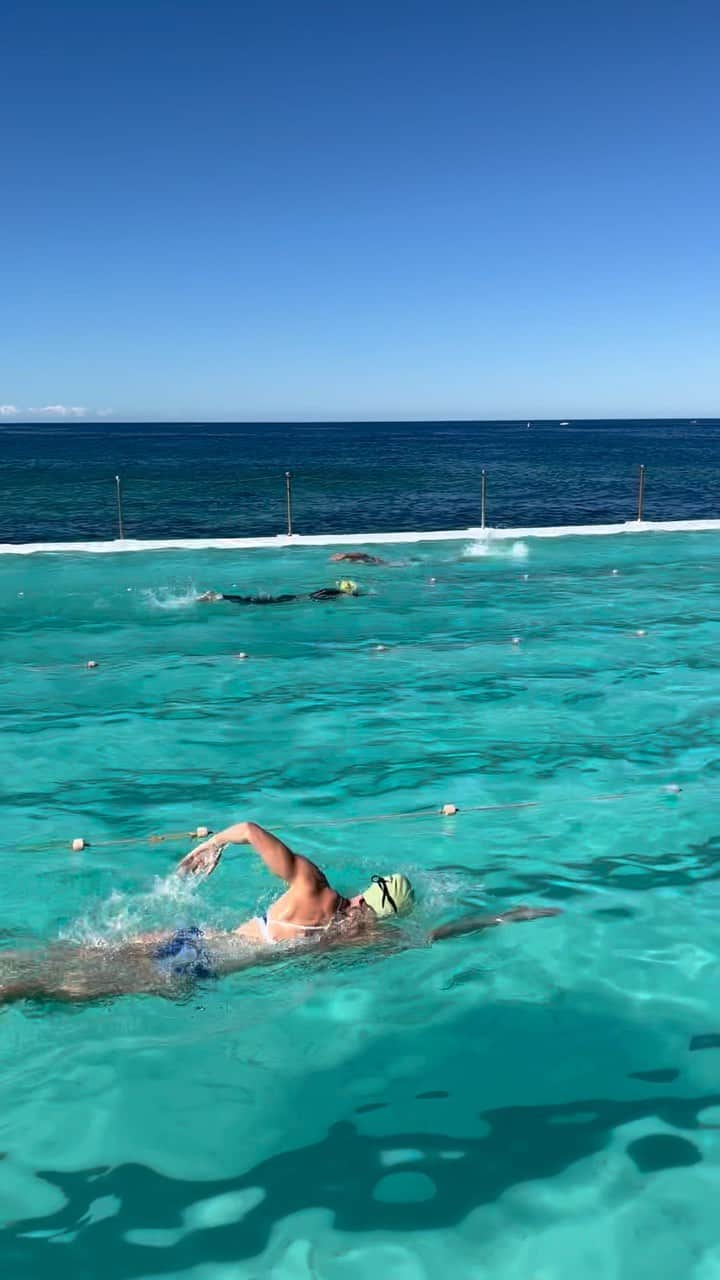 ブロンテ・キャンベルのインスタグラム：「Sunday training not so bad when the view is this good.  Taking the sage @pbwithbronte swim cap for its first icebergs session ✌️😁」