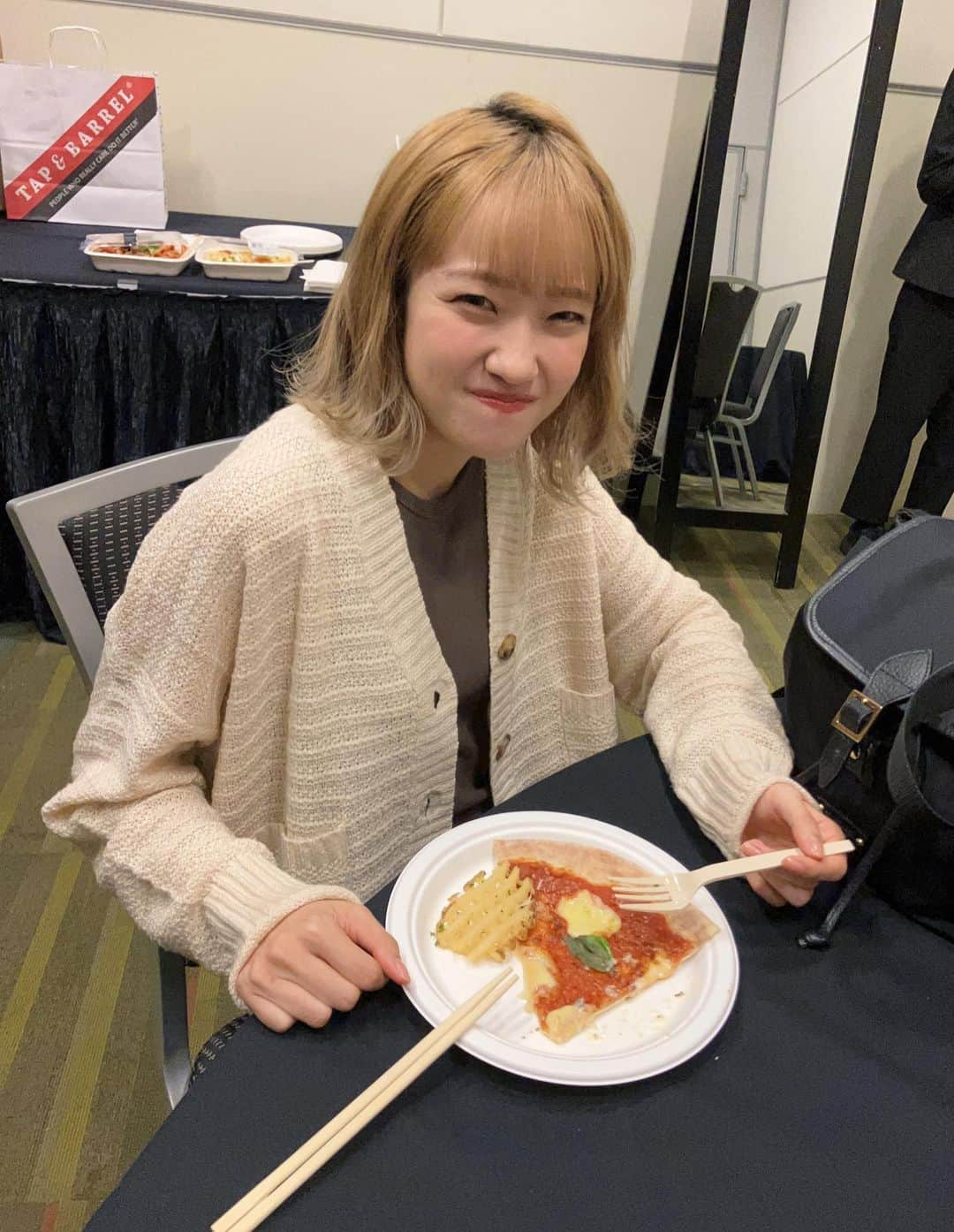 大橋彩香さんのインスタグラム写真 - (大橋彩香Instagram)「大橋彩香がアニレボ2023に出演しました✨ カナダで初めてのサイン会とライブありがとうございました🇨🇦  トーク会とサイン会は明日もあります! よろしくお願いします🙇‍♀️(スタッフ)  Ayaka Ohashi appeared at Anirevo2023. Thank you for coming to her first live performance and autograph session in Canada.  She will have a talk panel and autograph sessions tomorrow. Thank you!(staff)  #Anirevo #anirevo2023  #大橋彩香 #ayakaohashi  #たべるのだいすき」8月20日 15時11分 - ayaka_ohashi