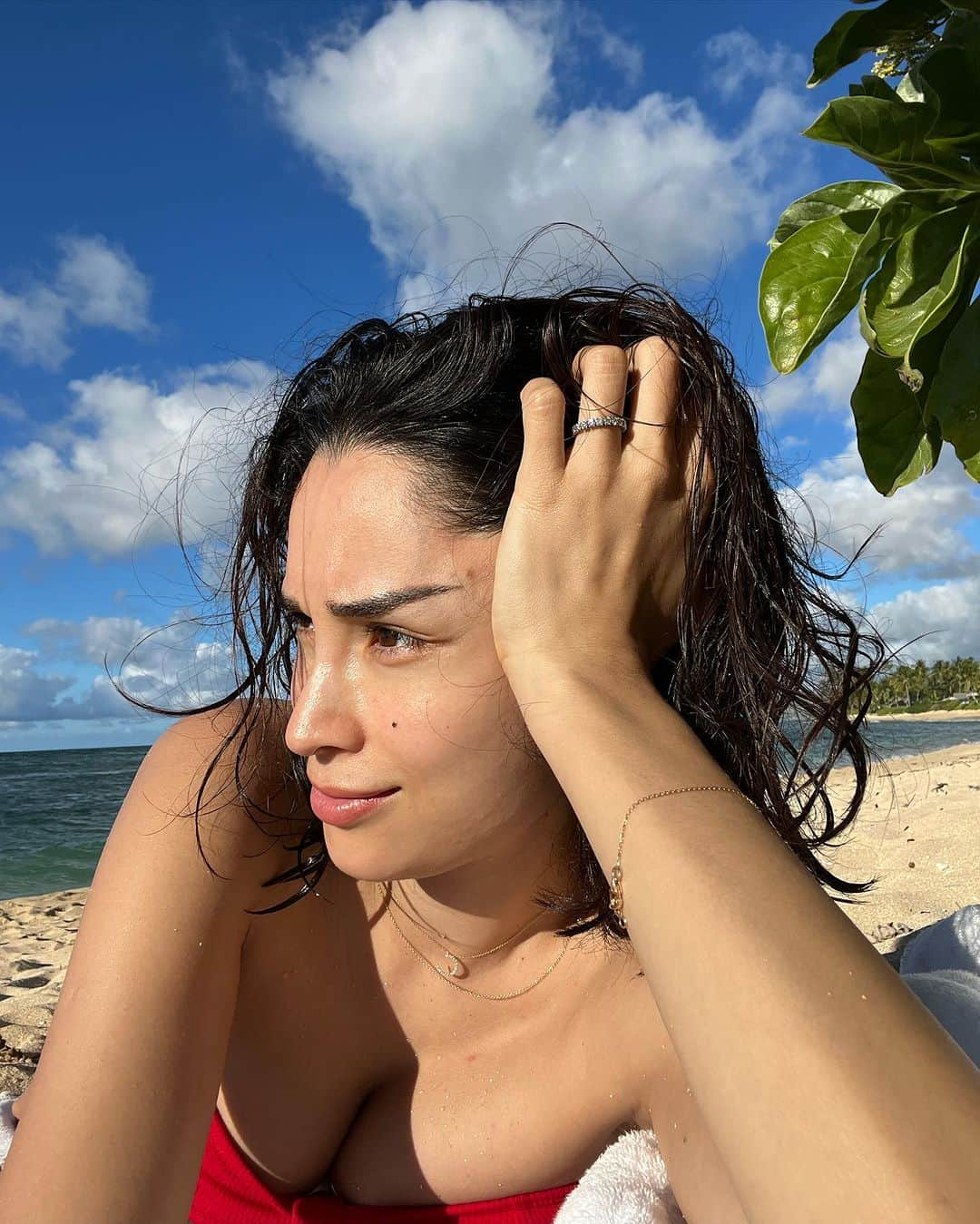 ケリーのインスタグラム：「メイクもフィルターも必要なく、 ただ太陽の光、空と海だけ🌞💙🌊  No makeup and no filter needed just sunlight,  sky and the ocean 🌞💙🌊」